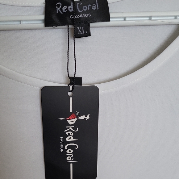 White Tank Top with Scoop Neck and High-Low Hem - Picture 2 of 5